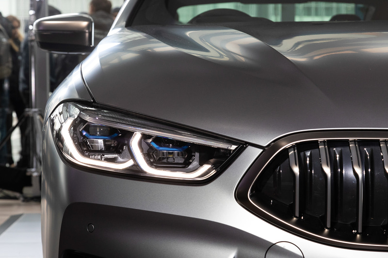 ヘッドライトまわり。ハイビームにレーザーを採用する「BMW レーザー・ライト」を装備