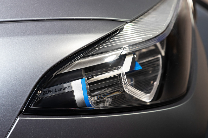 ヘッドライトまわり。ハイビームにレーザーを採用する「BMW レーザー・ライト」を装備