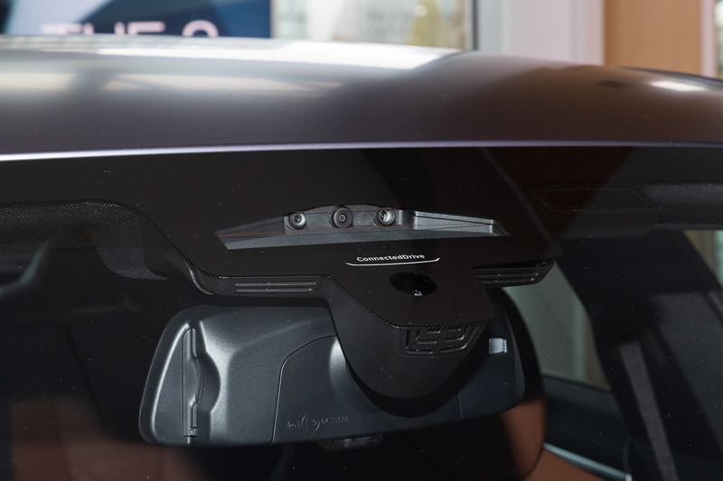 フロントウィンドウ上部に3眼カメラを備える