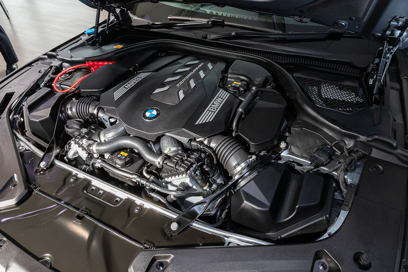 エンジンはV型8気筒DHOC 4.4リッターツインターボ。最高出力390kW（530PS）/5500rpm、最大トルク750Nm（76.5kgfm）/1800-4600rpmのハイパフォーマンスユニットだ
