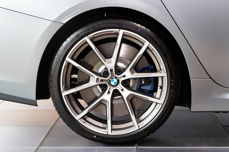 撮影車両の装着タイヤはミシュラン「パイロット スポーツ 3」。タイヤサイズはフロント（右）が245/35R20、リア（左）が275/30R20