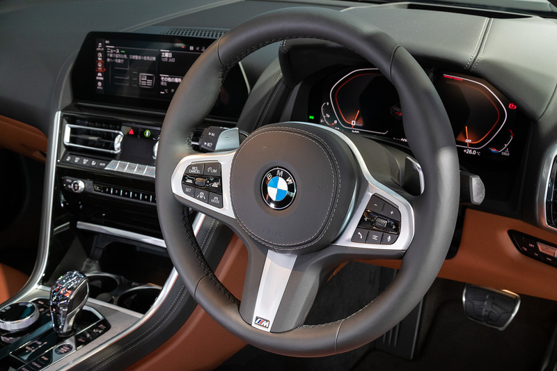 レザータイプのステアリング。大型のパドルシフトを装備