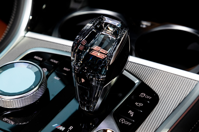 シフトノブ上部はクリスタルガラス製で、内部に「8」の文字が施される