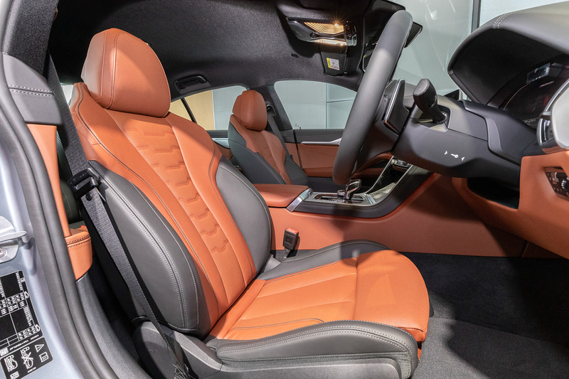 スポーティな形状のフロントシート