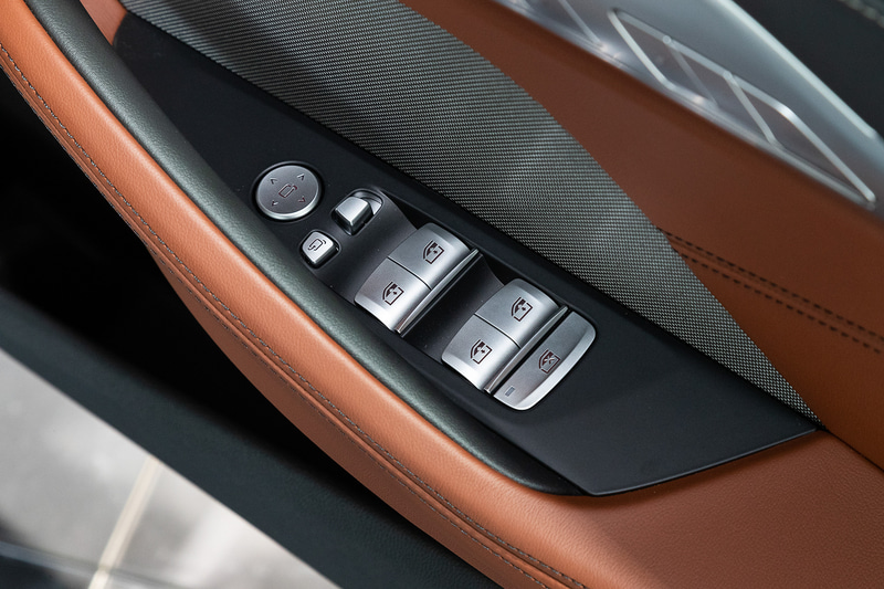 アームレスト部にパワーウィンドウスイッチを配置