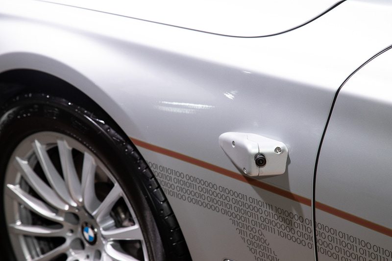 ボディの至る所にカメラなどのセンサー類を設置