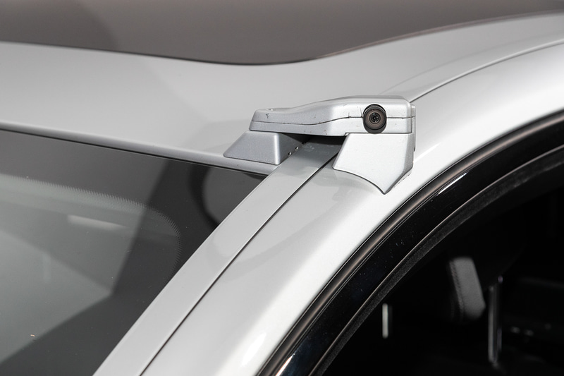 ボディの至る所にカメラなどのセンサー類を設置