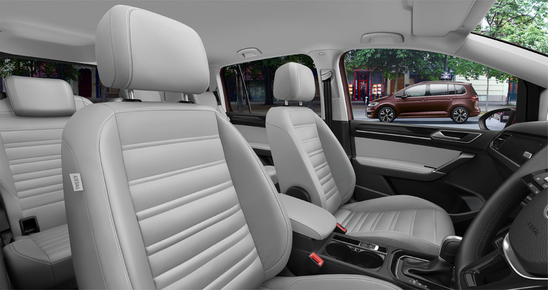 クリムゾンレッドメタリック、インジウムグレーメタリックのボディカラーは内装色がストームグレーになる