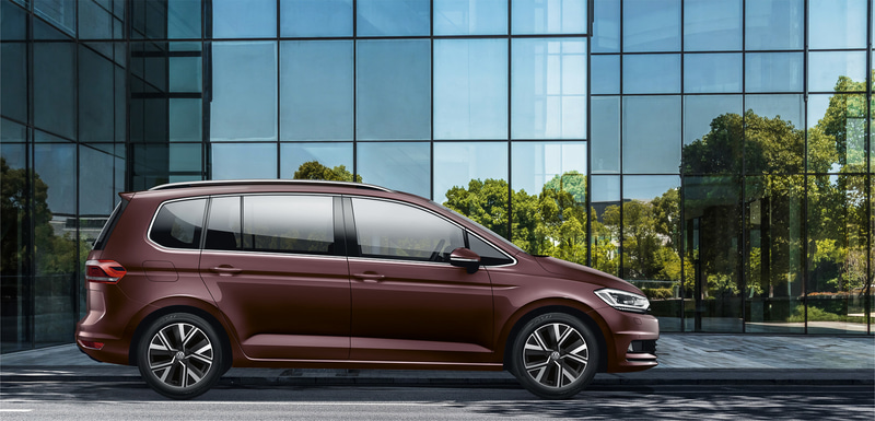 限定500台の「ゴルフ トゥーラン TDI プレミアム」（写真はクリムゾンレッドメタリック）