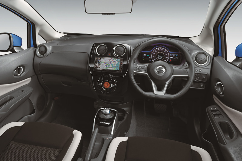 車内のセンタークラスターなどにピアノ調フィニッシャーを装着