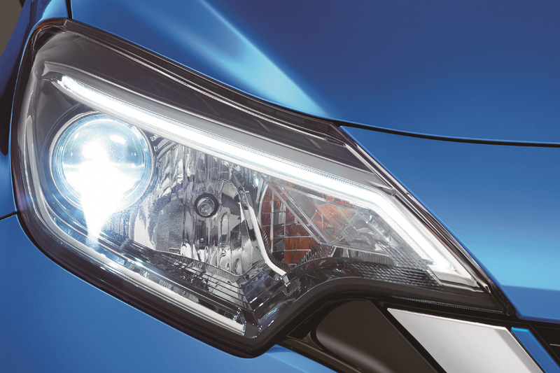 通常はオプション設定のLEDヘッドライトを特別装備