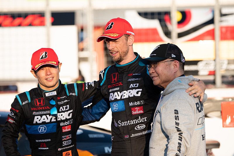 2018年シリーズ優勝を決めたときの様子。山本尚貴選手（左）、ジェンソン・バトン選手（中）、高橋国光監督（右）