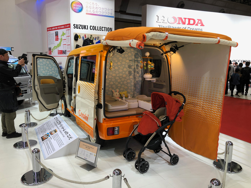 スズキのブースでワールドプレミアとなった「エブリイ どこでもベビールーム with コンビ」。ありそうでなかった発想だなと思いました。私もよく、サーキットなどでオムツ替えスペースに困り、ミニバンの荷台で替えたことがあったなぁと、当時の苦労を思い出しつつ、こういう子育て支援がぜひもっともっと広まることを願うばかりです