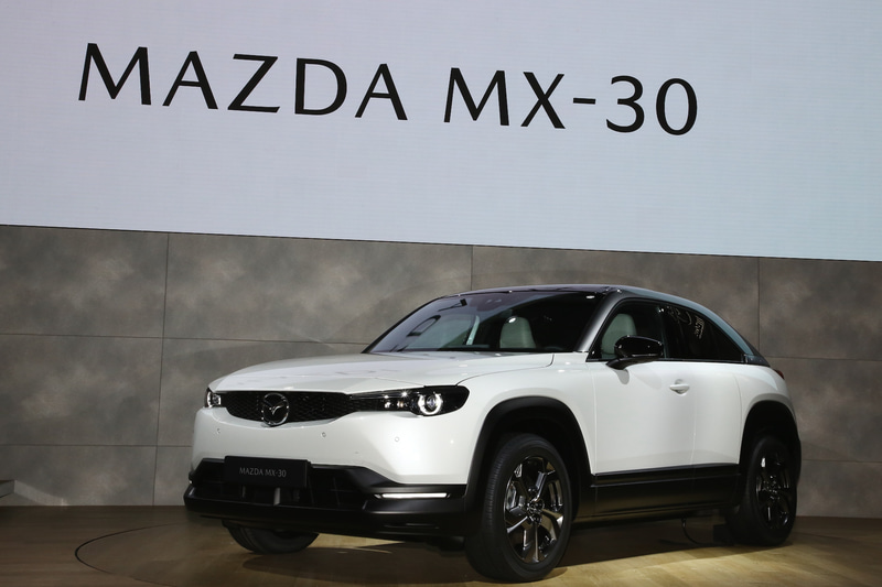 欧州仕様車のボディサイズ（数値は暫定値）は4395×1795×1570mm（全長×全幅×全高）、ホイールベースは2655mm。駆動用バッテリーの総電力量（バッテリー容量）は35.5kWhとアナウンスされている