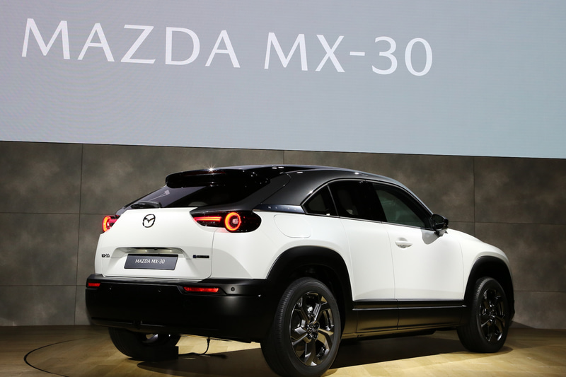 欧州仕様車のボディサイズ（数値は暫定値）は4395×1795×1570mm（全長×全幅×全高）、ホイールベースは2655mm。駆動用バッテリーの総電力量（バッテリー容量）は35.5kWhとアナウンスされている