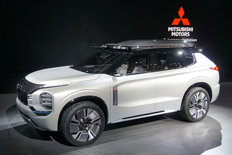上の写真は東京モーターショー 2019で、下はジュネーブショー 2019で公開されたミツビシ・エンゲルベルク・ツアラー。パワートレーンには「アウトランダーPHEV」で培ってきた独自のツインモーター方式PHEVシステムをベースに、次世代の電動化技術と4輪制御技術を採用。2.4リッターのPHEV専用ガソリンエンジンを搭載し、満充電・燃料満タンの状態からの総航続距離は700km以上（WLTPモード）としている