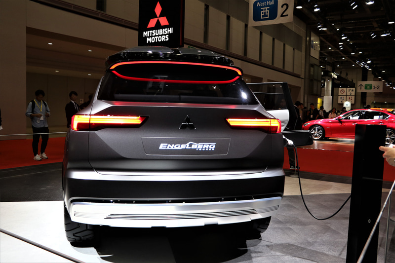 エンブレムを中心としたテールゲートの六角形デザインは、現在同社がこだわっているモチーフという