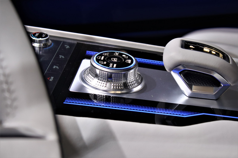 握り応えや操作のしやすさなど、ステアリングなどの造形にもこだわった