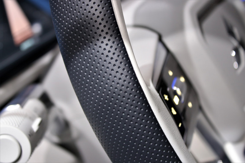 握り応えや操作のしやすさなど、ステアリングなどの造形にもこだわった