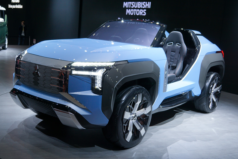 前後バンパーのシルバー加飾や大きく張り出した前後フェンダーなどで“守られ感”を表現