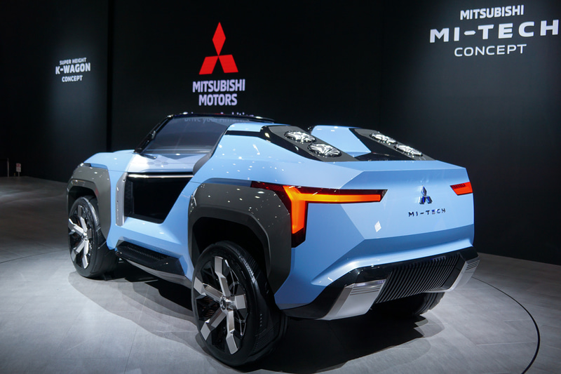 ドアやルーフのないオープンスタイルをボディカラーでも強調