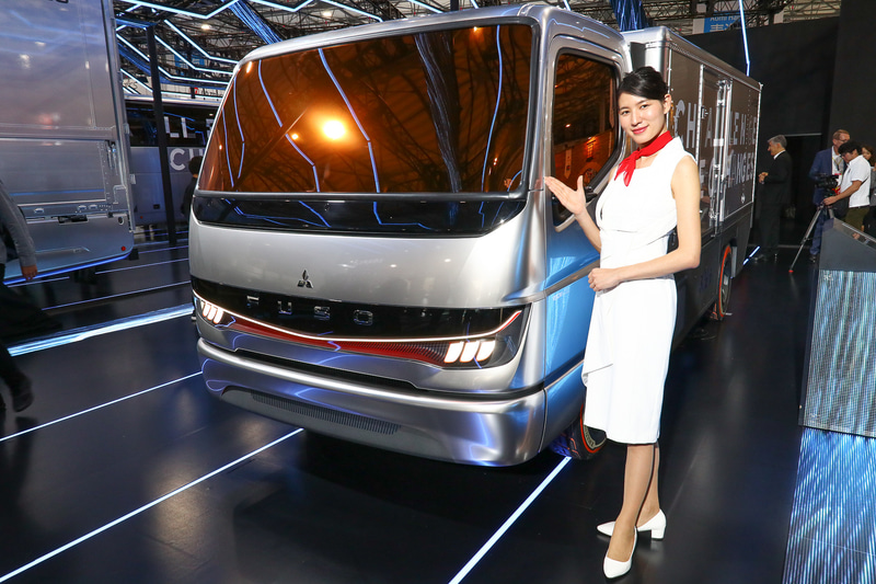 三菱ふそうブースで公開された燃料電池小型トラックコンセプトモデル「Vision F-CELL」