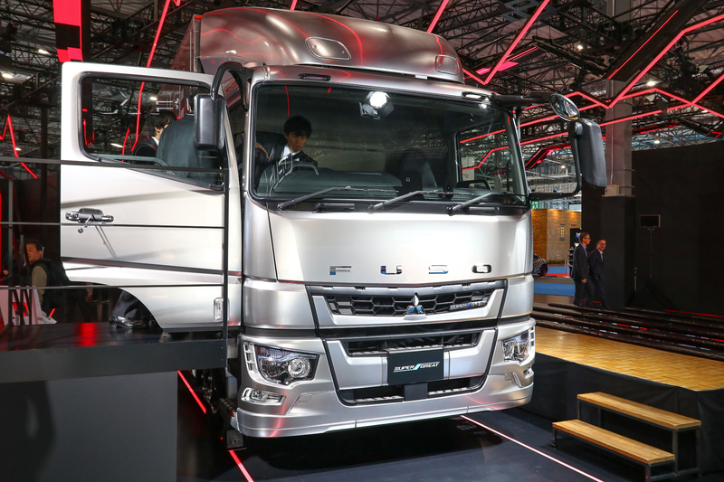 三菱ふそうブースで展示している大型トラック「スーパーグレート」2019年モデル