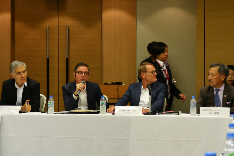 左から三菱ふそうトラック・バス株式会社 取締役副社長・開発本部長 アイドガン・チャクマズ氏、同広報部長 フロリアン・ラウダン氏、同代表取締役社長 ハートムット・シック氏、同取締役副社長兼国内販売・カスタマーサービス本部長 林春樹氏