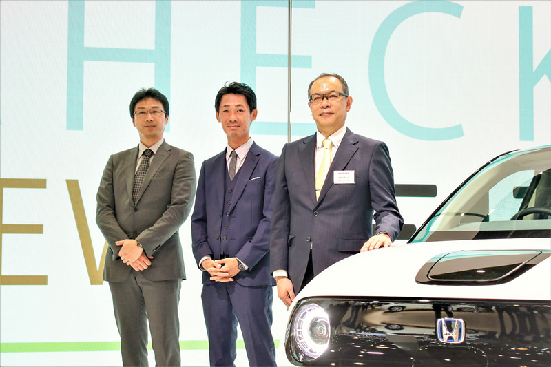 本田技術研究所株式会社よりオートモービルセンター商品企画室LPL主任研究員の人見康平氏（右）、オートモービルセンターデザイン室プロダクトデザインスタジオ研究員デザイナーの佐原健氏（中）、デザイン室1スタジオ研究員の明井亨訓氏（左）の3名に話をうかがった