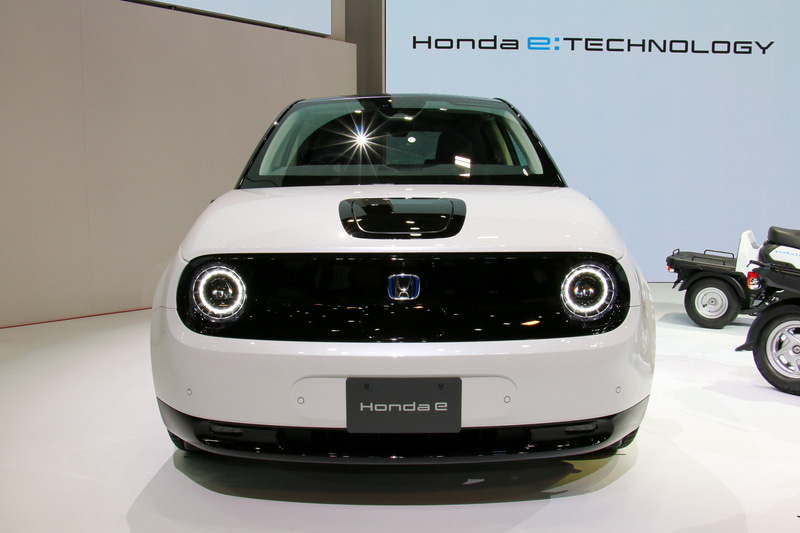 フロントやリアまわりのデザインに加え、ホイールやドアハンドルなど随所に長丸のデザインがちりばめられる