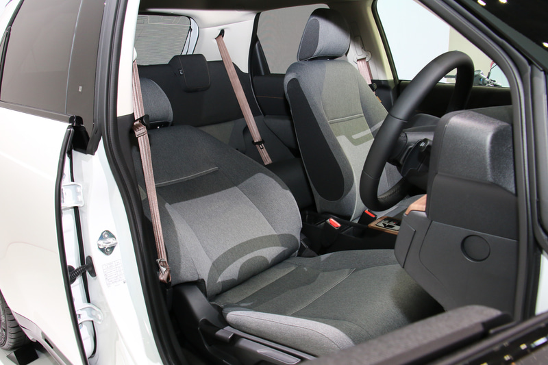 木目やファブリックを組み合わせリビングのような空間に