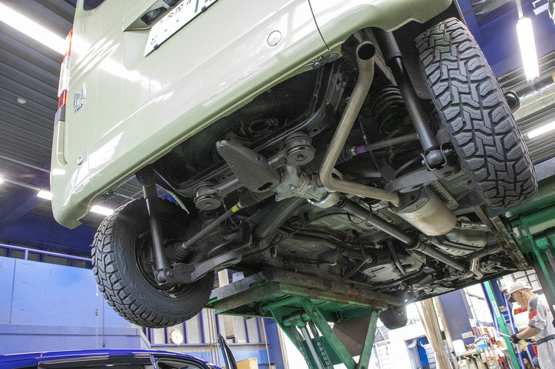 リアデフのオイルは4万kmあたりで交換する予定。ここも指定オイルはウルトラHGO-μで0.33L使用する。なお、筆者のN-VANはアンダーボディに防錆塗装をしているので下まわりが黒くなっている。これについては<a href="https://car.watch.impress.co.jp/docs/series/nvan/1166848.html">別記事</a>で紹介している