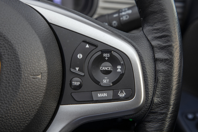 N-VANのステアリング。ACC操作は右側のスイッチ群で行なう