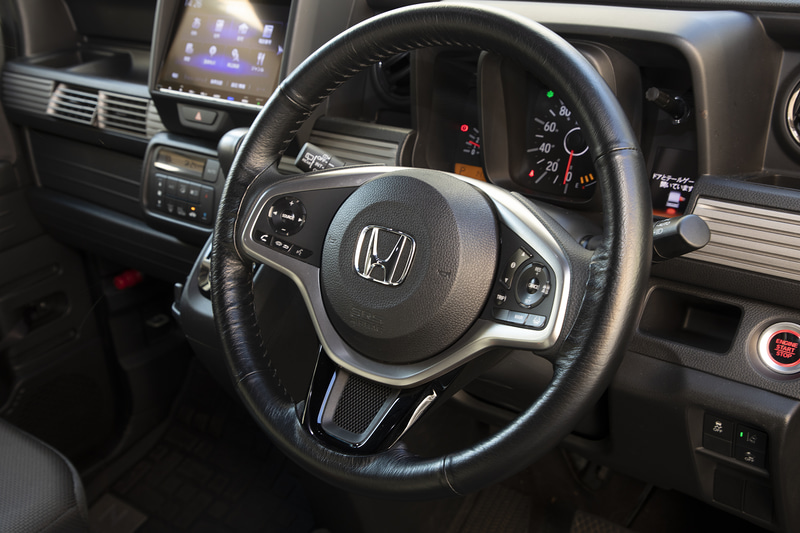 純正アクセサリーのステアリングホイールカバーを巻いている。2万km以上握っているが、まだまだ傷みなどは見られない。見た目や握り具合もいいのでこれはお奨めのアクセサリー。本革製で価格は9900円