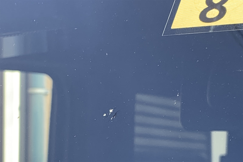 キズは浅く小さいのでリペアでなんとかなるレベルだが、せっかくなのでフロントウィンドウ交換をした際のことを調べてみた