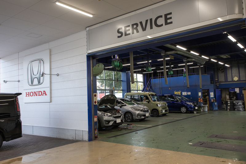 ガラス交換時にはフロントカメラを外すが、付け直す際はエイミングというカメラの画角調整が必要。これには専用の用具を使うのでディーラーへの持ち込みが基本かも。見積もりにある工賃にはエイミング費用も含まれている