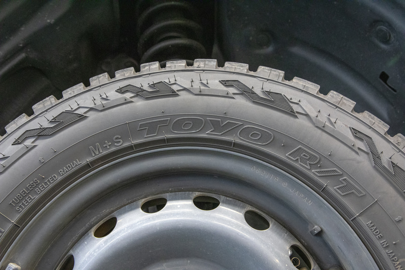 TOYO TIREのオープンカントリー R/Tはマッド＆スノー表記なので、ある程度の雪道も走れる。都心などで乗るだけならこれでも十分かも