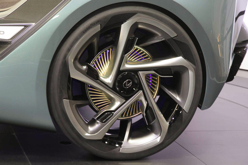 タイヤを直接駆動させるインホイールモーターを採用。デザインでも大きなポイントになっている