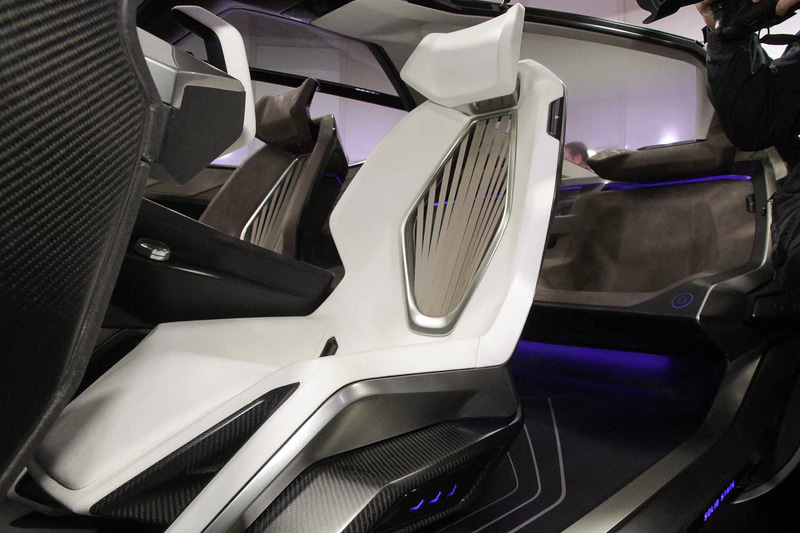 運転席は白のカラーリングで存在感を強調。運転席は人とクルマの関係を人とロープになぞらえた「TAZUNA（手綱）コンセプト」を採用している