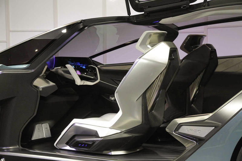 運転席は白のカラーリングで存在感を強調。運転席は人とクルマの関係を人とロープになぞらえた「TAZUNA（手綱）コンセプト」を採用している