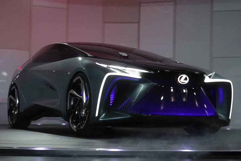 レクサス車のデザインアイコンである「スピンドルグリル」をバイオレットの発光も使ってアピール