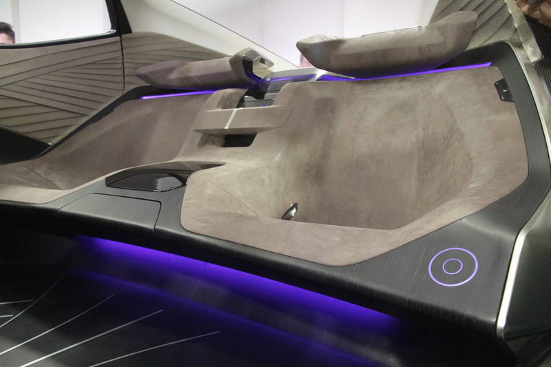 助手席と後席は、ファーストクラスの快適性を提供するラウンジスペースとしている