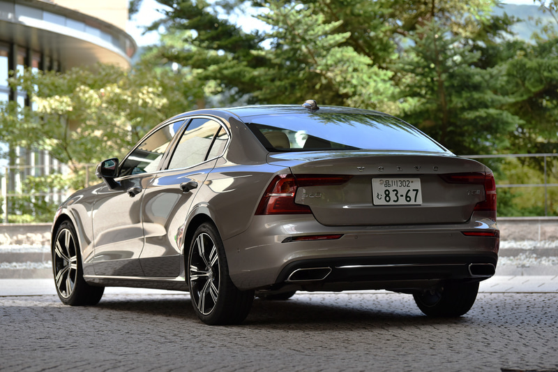 撮影車はボルボ「S60 T5 Inscription」（ペブルグレーメタリック）。価格は614万円。ボディサイズは4760×1850×1435mm（全長×全幅×全高）で、ホイールベースは2870mm。従来型のS60に対して全長は＋125mm、全幅は－15mm、全高は－45mm、ホイールベースは＋100mmとなり、ロングノーズ＆ショートオーバーハングのプロポーションとなった。最小回転半径は5.7m。車両重量は1660kgで、サンルーフ付きの場合は＋20kg