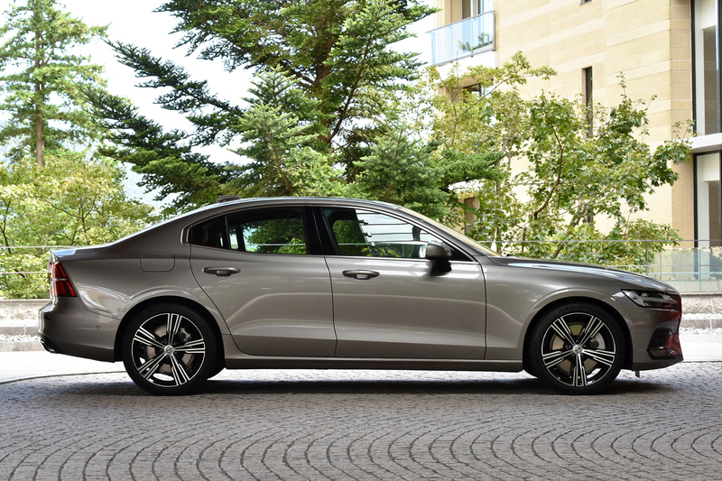 3ボックスセダンのたたずまい