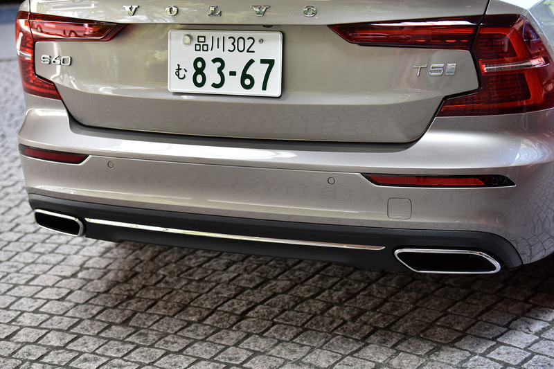 エクステリアは重心の低いワイド＆ローのフォルムのほか、他モデルと同様の「トールハンマー」デザインなどを踏襲。リアはCシェイプのコンビネーションランプで角張ったイメージを演出する。装着するコンチネンタル「PremiumContact 6」のタイヤサイズは235/40R19