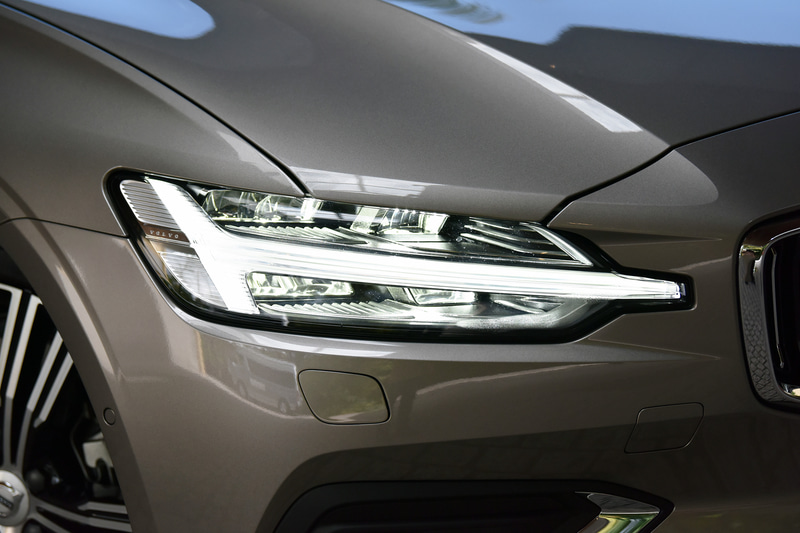 エクステリアは重心の低いワイド＆ローのフォルムのほか、他モデルと同様の「トールハンマー」デザインなどを踏襲。リアはCシェイプのコンビネーションランプで角張ったイメージを演出する。装着するコンチネンタル「PremiumContact 6」のタイヤサイズは235/40R19