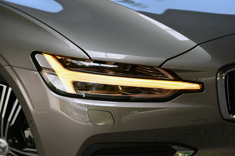 エクステリアは重心の低いワイド＆ローのフォルムのほか、他モデルと同様の「トールハンマー」デザインなどを踏襲。リアはCシェイプのコンビネーションランプで角張ったイメージを演出する。装着するコンチネンタル「PremiumContact 6」のタイヤサイズは235/40R19