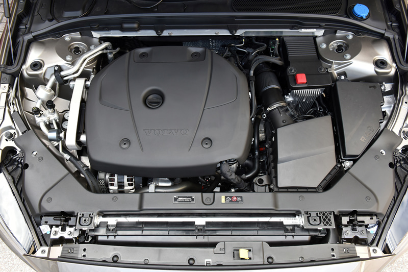 2WD（FF）モデルのT5は最高出力187kW（254PS）/5500rpm、最大トルク350Nm（35.7kgfm）/1500-4800rpmを発生する直列4気筒DOHC 2.0リッターターボ「B4204T23」型エンジンを搭載。トランスミッションには8速ATを組み合わせる。JC08モード燃費は12.9km/L。燃料タンク容量は55L