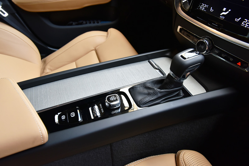 縦長で大型の「SENSUS NAVIGATION」やノブ型のイグニッションスイッチが特徴的なインテリア。スカンジナビアデザインを取り入れてシックな印象にまとめられている。オーディオシステムは試乗車に搭載されていた「Bowers＆Wilkinsプレミアム・サウンドオーディオシステム」のほか、「harman/kardonプレミアムサウンド・オーディオシステム」も設定される