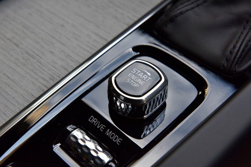 縦長で大型の「SENSUS NAVIGATION」やノブ型のイグニッションスイッチが特徴的なインテリア。スカンジナビアデザインを取り入れてシックな印象にまとめられている。オーディオシステムは試乗車に搭載されていた「Bowers＆Wilkinsプレミアム・サウンドオーディオシステム」のほか、「harman/kardonプレミアムサウンド・オーディオシステム」も設定される